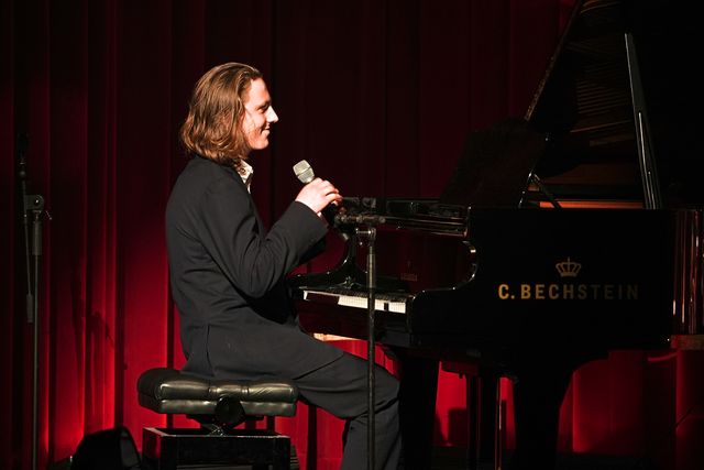 Singer Piano
